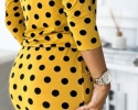 Krásné nové žluté šaty s puntíkem