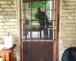 Ocelové masivní dveře částečně prosklené