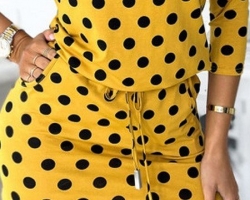 Krásné nové žluté šaty s puntíkem