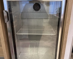 Barová podstolová lednice prosklená