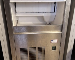 Výrobník kalíškového ledu