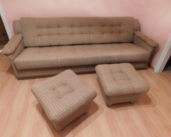 Rozkládací pohovka s taburety