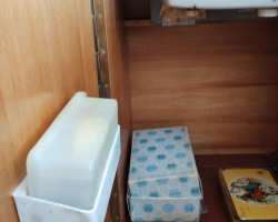 Šicí stroj skříňový starší