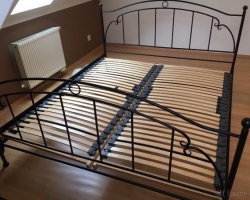 Kovová postel