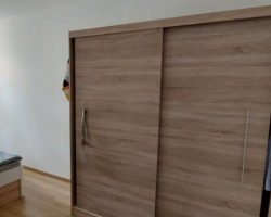 Moderní šatní skříň